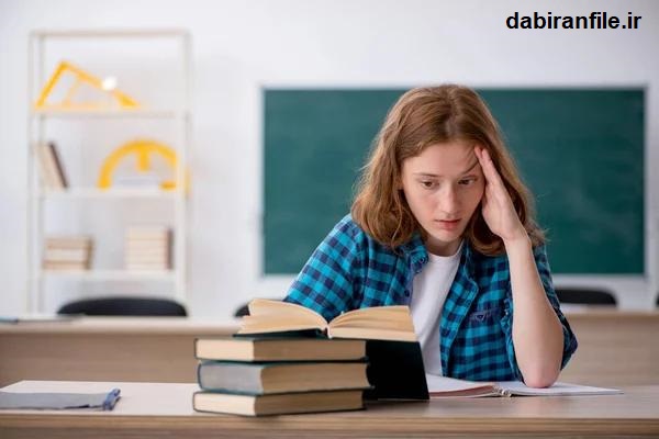 دانش&zwnj;آموز متوسطه اول در حال مطالعه برای امتحان و مدیریت استرس